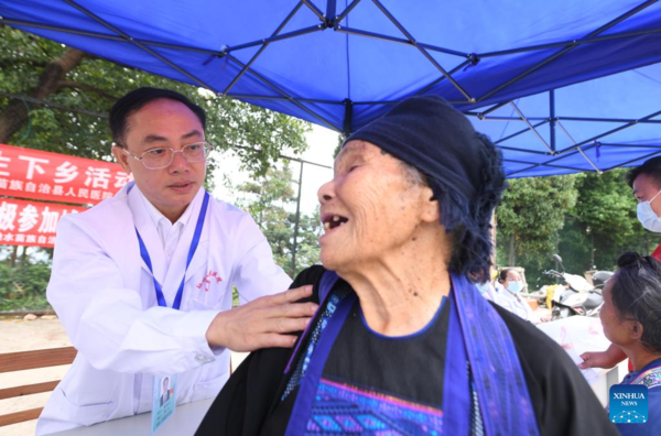 Medical Experts Provide Free Medical Services for Villagers in S China's Guangxi