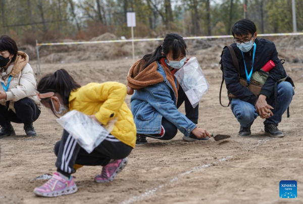Families Attend Archaeological Tour During Beijing Public Archaeology Season