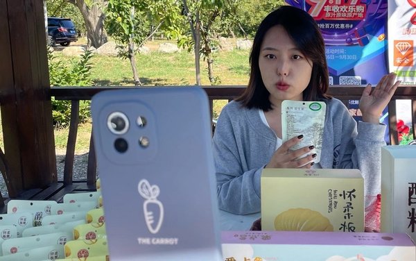 Returned Migrant Workers Thrive at Home with E-Commerce Live-Streaming