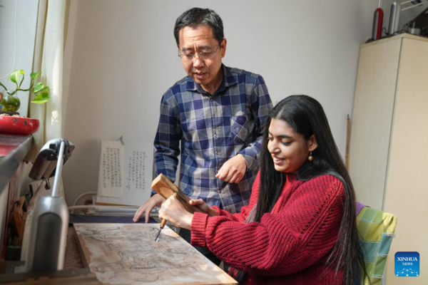 Indian Artist Teaches Painting in Tianjin