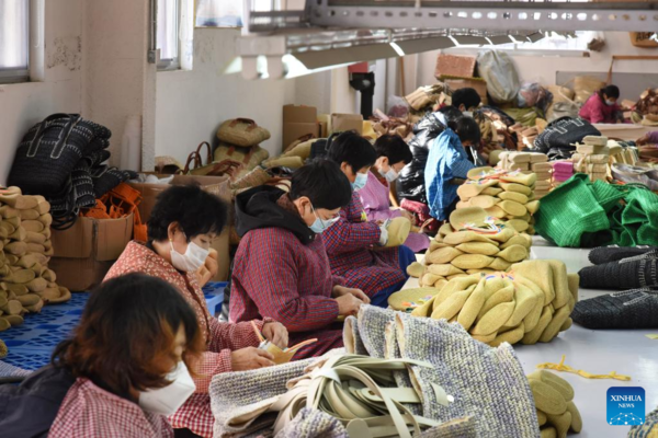 Straw Weaving Enterprises Offer Job Opportunities in East China's Shandong
