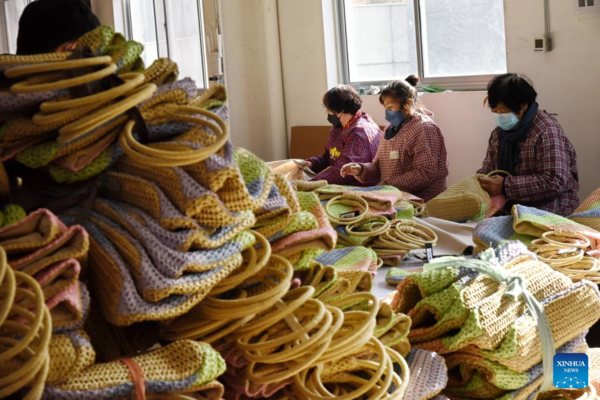 Straw Weaving Enterprises Offer Job Opportunities in East China's Shandong