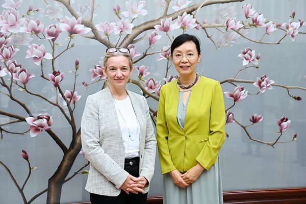Lin Meets UNFPA Representative in China