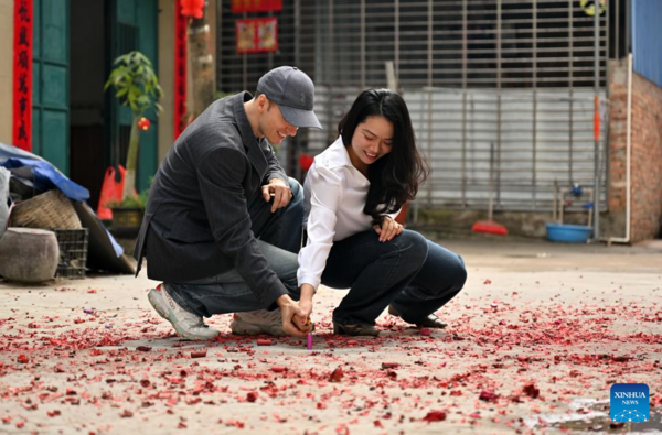 Across China: German Man's First Spring Festival in a China Village