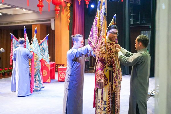 Diplomats Celebrate Lantern Festival in Shanghai