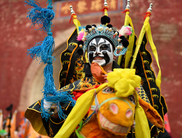 Temple Fair Held to Honor Folk Tradition