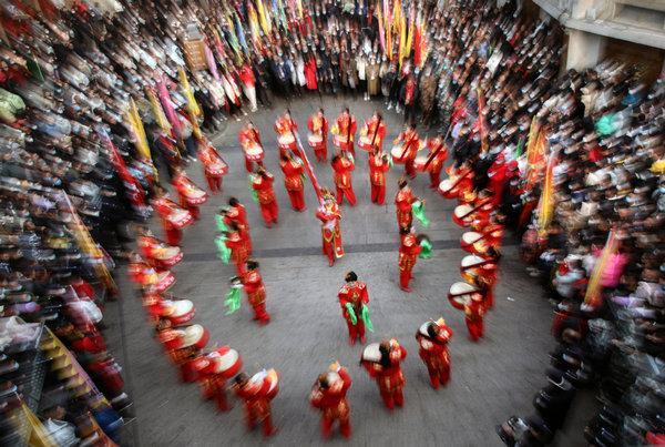 Temple Fair Held to Honor Folk Tradition