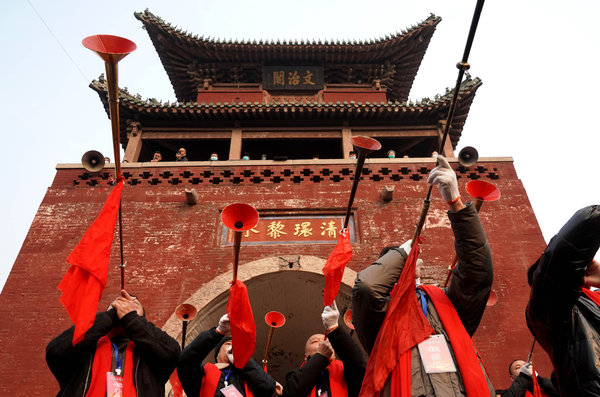 Temple Fair Held to Honor Folk Tradition