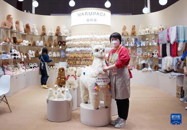 Chinese Woman Takes Peru's 'Alpacas' to International Import Expo