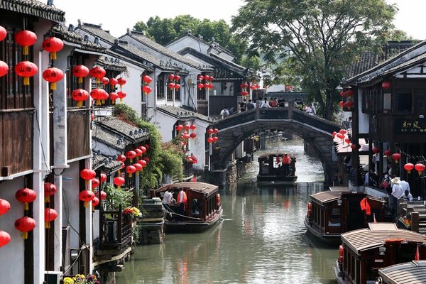 Chinese Traditional Clothing Debuts at Venice Carnival