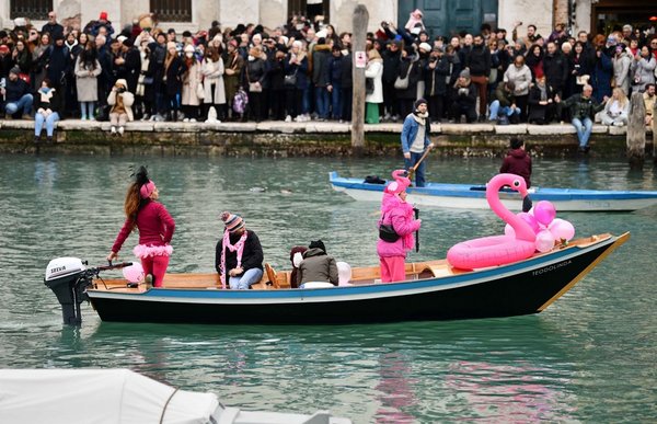 Chinese Traditional Clothing Debuts at Venice Carnival