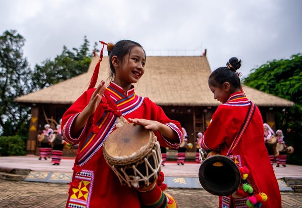 Xinhua Headlines: Interplay Between Traditional and Modern Enriches Lives of China's Ethnic Minorities