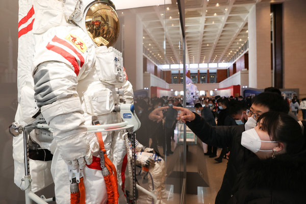 Beijing Space Exhibition Takes Visitors out of This World
