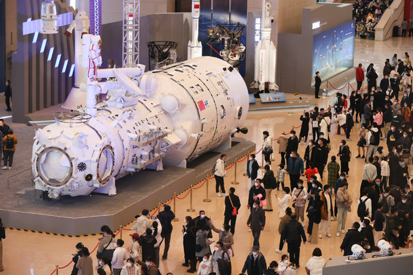 Beijing Space Exhibition Takes Visitors out of This World