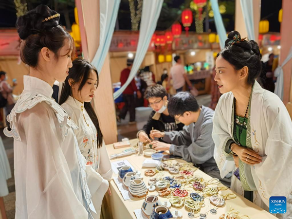 Across China: Young People in Hainan Passionate About Traditional Chinese Culture