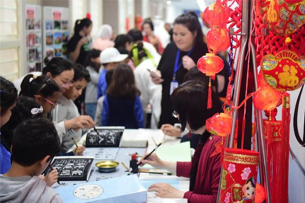 Kuwaiti Students Experience Chinese Culture