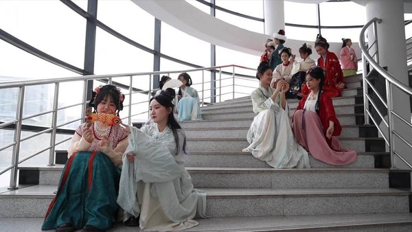 GLOBALink | Hanfu-Led 'China-Chic' Trend Builds on Cultural Confidence