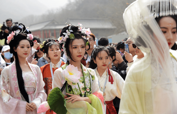 Yuntai Mountain Hanfu Huazhao Festival Kicks off in C China's Henan