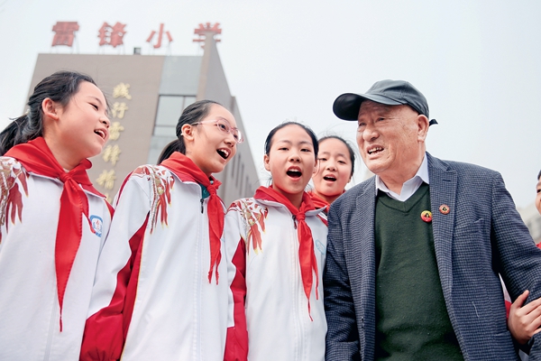 Family Inherits Spirit of Lei Feng