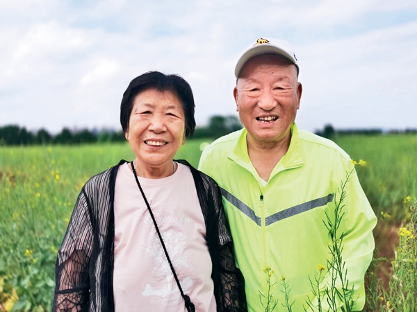 Family Inherits Spirit of Lei Feng