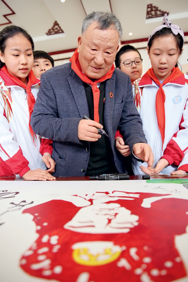 Family Inherits Spirit of Lei Feng