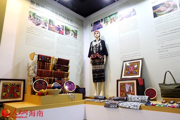 Cultures of Local Ethnic Groups in China's Hainan Displayed at Boao Forum for Asia