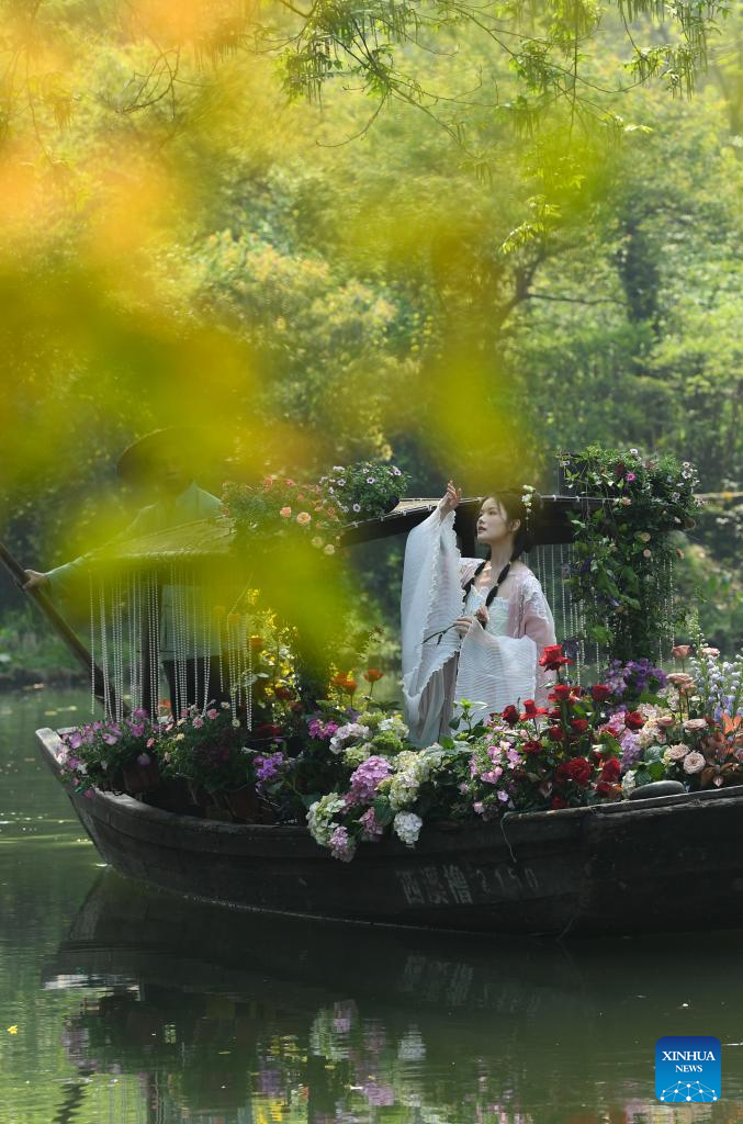 Hanfu Lovers Gather in Xixi Wetland in Hangzhou to Celebrate Coming of Spring