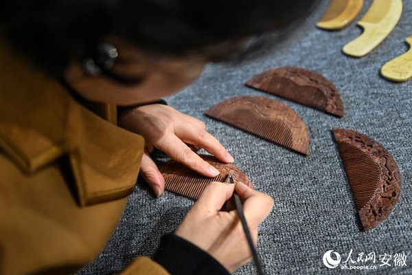 Small Town in E China's Anhui Famous for Millennium-Old Craft of Making Handmade Wooden Combs