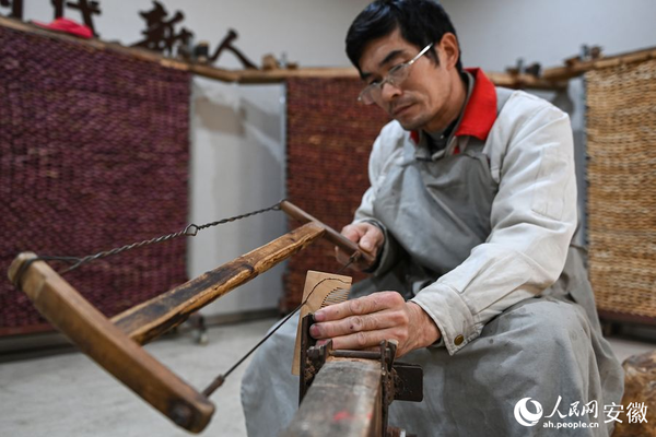 Small Town in E China's Anhui Famous for Millennium-Old Craft of Making Handmade Wooden Combs