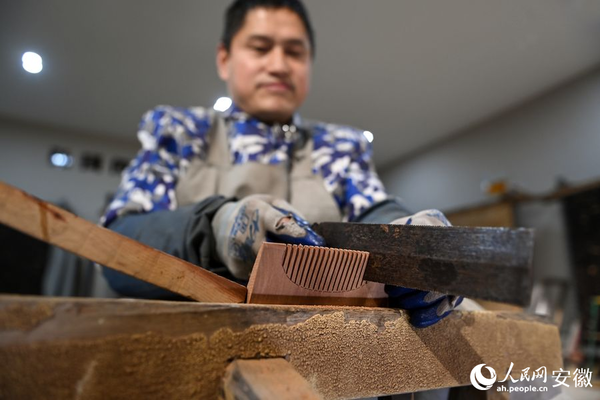 Small Town in E China's Anhui Famous for Millennium-Old Craft of Making Handmade Wooden Combs