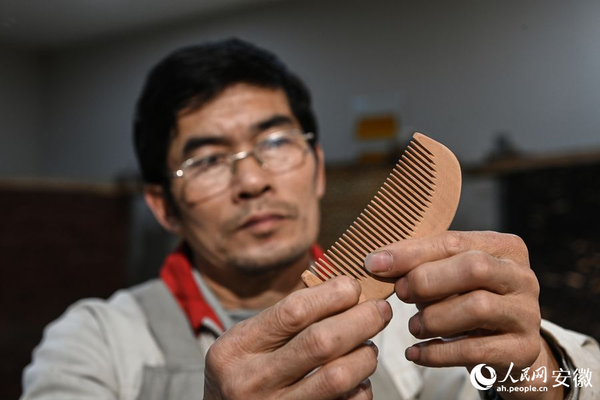 Small Town in E China's Anhui Famous for Millennium-Old Craft of Making Handmade Wooden Combs