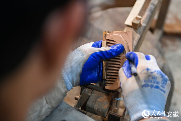 Small Town in E China's Anhui Famous for Millennium-Old Craft of Making Handmade Wooden Combs