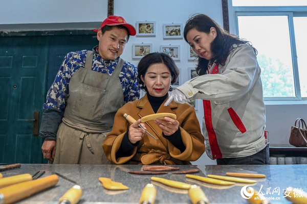 Small Town in E China's Anhui Famous for Millennium-Old Craft of Making Handmade Wooden Combs