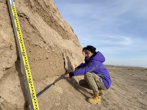 Chinese Young Blood Devote to Great Wall Protection