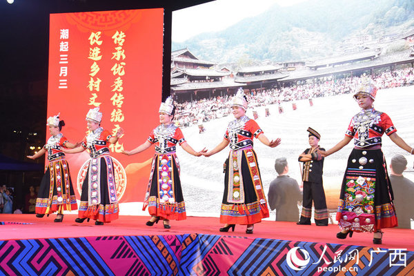 Fashion Show Showcases Colorful Ethnic Cultures of S China's Guangxi