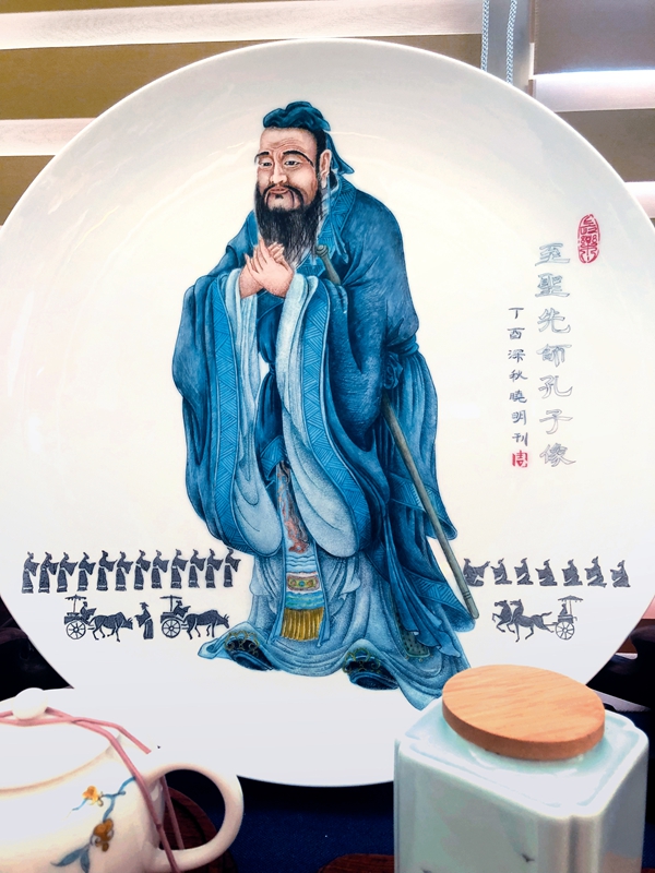 Beijing Carved Porcelain Embodies Unique Artistic Charm