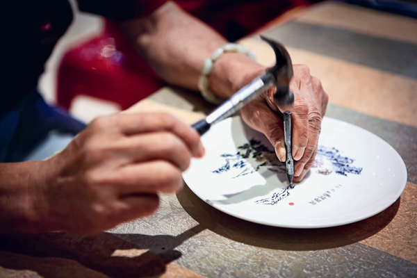 Beijing Carved Porcelain Embodies Unique Artistic Charm