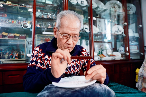 Beijing Carved Porcelain Embodies Unique Artistic Charm