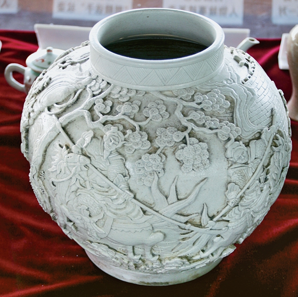 Beijing Carved Porcelain Embodies Unique Artistic Charm