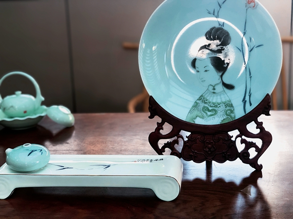 Beijing Carved Porcelain Embodies Unique Artistic Charm