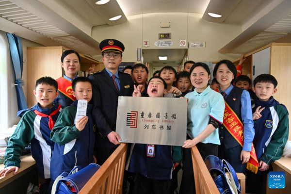 Across China: Slow Train Provides Mobile Library Along Yangtze River