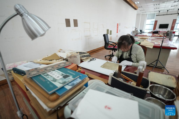 Avid Reader Restores Ancient Books in Shenyang, NE China