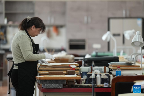 Avid Reader Restores Ancient Books in Shenyang, NE China