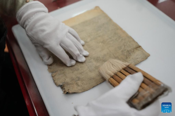 Avid Reader Restores Ancient Books in Shenyang, NE China