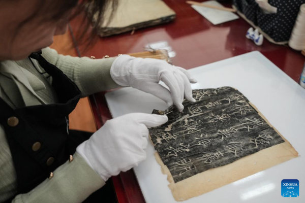 Avid Reader Restores Ancient Books in Shenyang, NE China