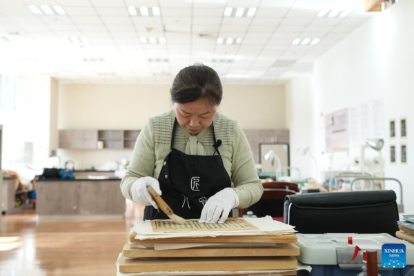 Avid Reader Restores Ancient Books in Shenyang, NE China