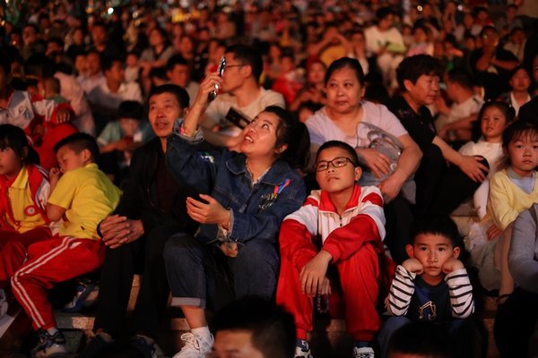 Bijie in SW China's Guizhou Plays Movies Outdoors, Enriches Residents' Cultural Lives