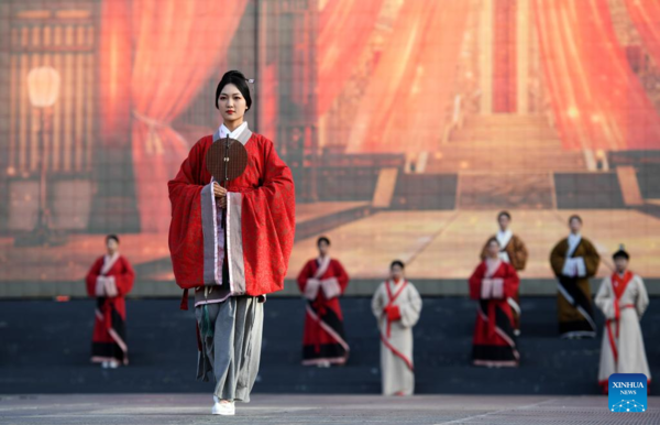 In Pics: Performance at Great Tang All Day Mall in Xi'an