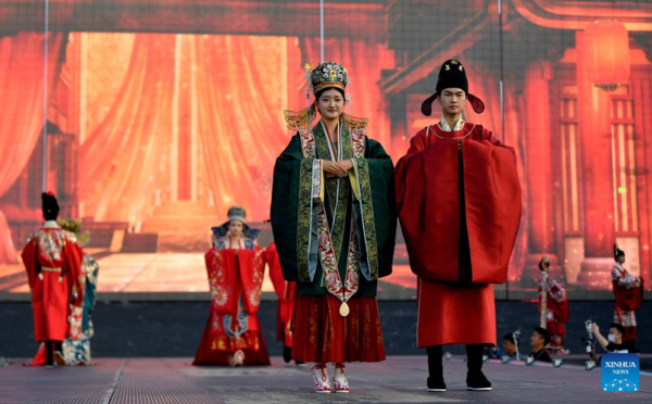 In Pics: Performance at Great Tang All Day Mall in Xi'an