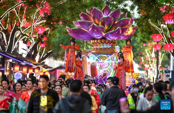 In Pics: Performance at Great Tang All Day Mall in Xi'an